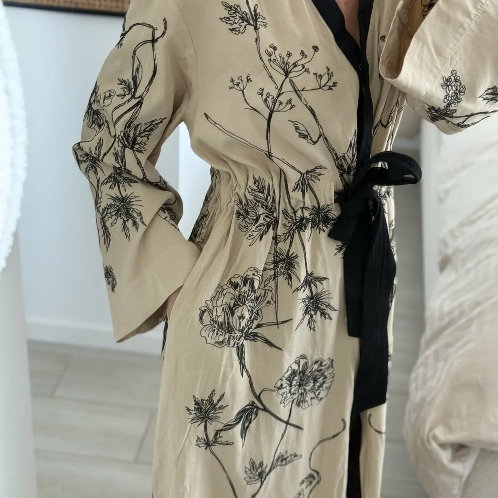 Floral Print Kimono Robe - Black and Tan. Size S-M. Premium collection H&M. - Picture 4 of 12